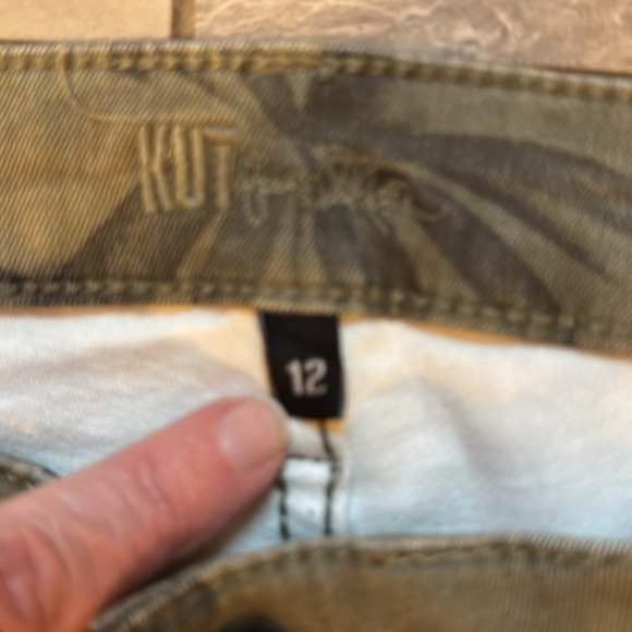 New Kut from the Kloth Leaf Print Cargo Pants - Picture 4 of 5
